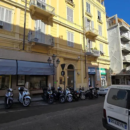 Centro Immobiliare Flagships 아파트 *